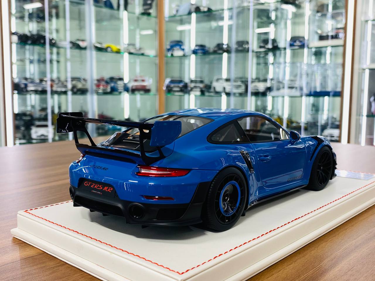 1/18 Resin Model - Dino Porsche 911 GT2 RS MR