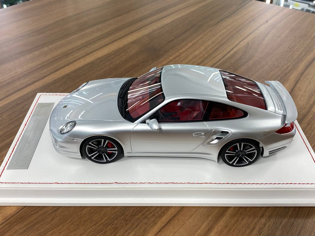 1:18 Resin - Porsche 911 Turbo (997.2) Silver with Red Interior by Ivy Model