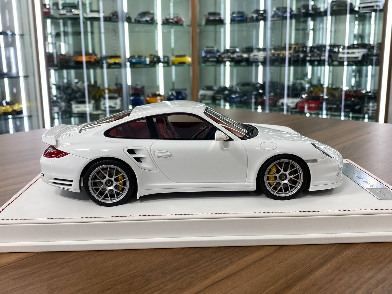 1:18 Resin - Porsche 911 Turbo S (997.2) White Exterior, Red Interior by Ivy Model