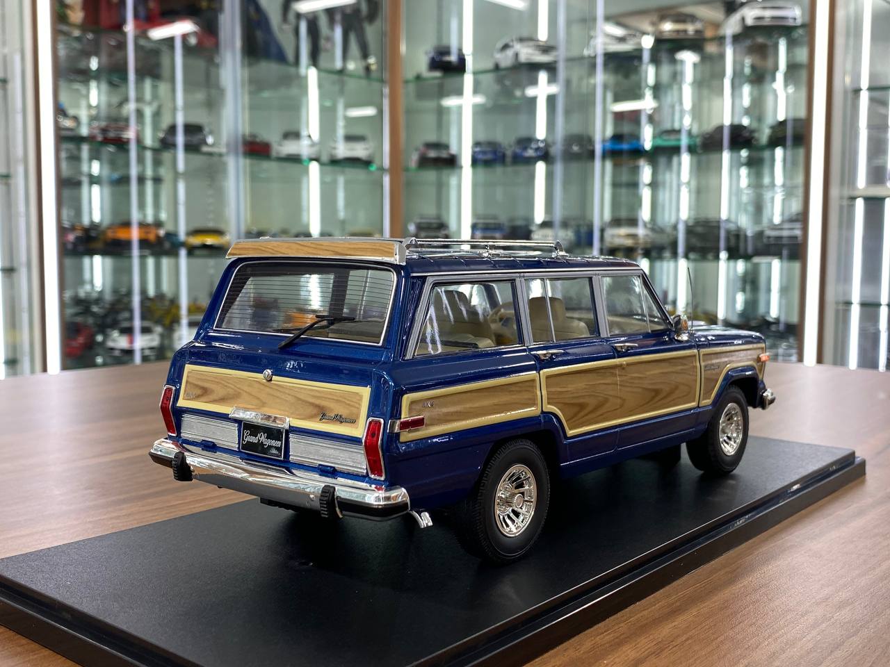 1:18 Diecast – KK Scale Jeep Grand Wagoneer 1989 Blue with Wooden Side Panels