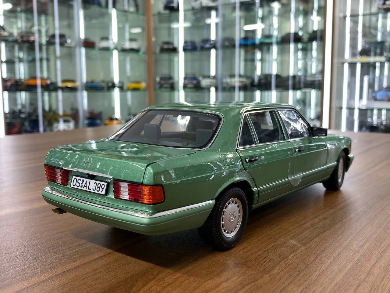 1:18 Diecast – Norev Mercedes-Benz 560 SEL (W126) 1991 – Full Opening