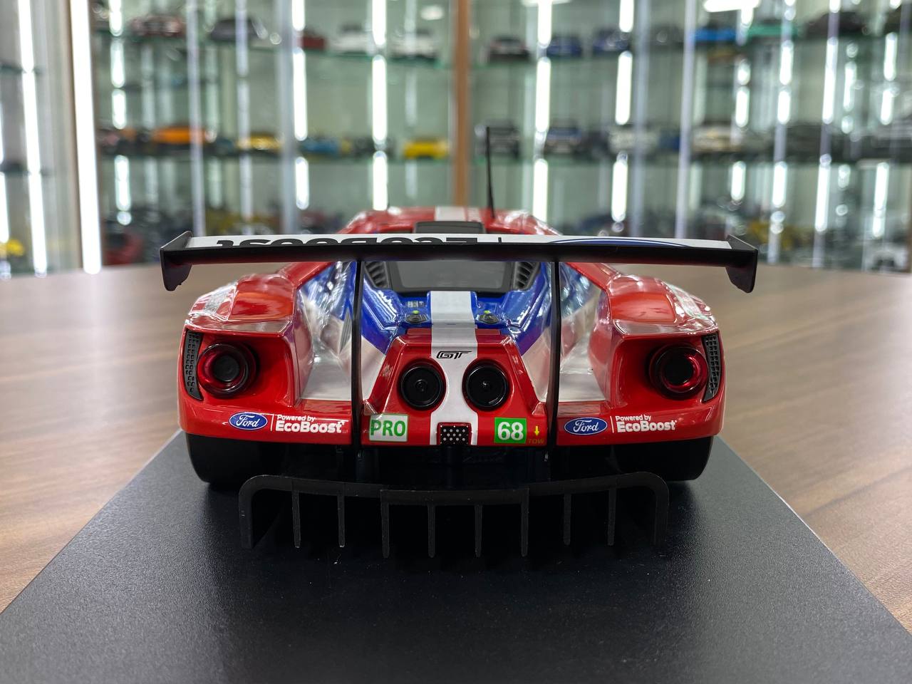 1:18 Diecast – IXO Models Ford GT #68 24H Le Mans 2017 (J. Hand / T. Kanaan / D. Müller)