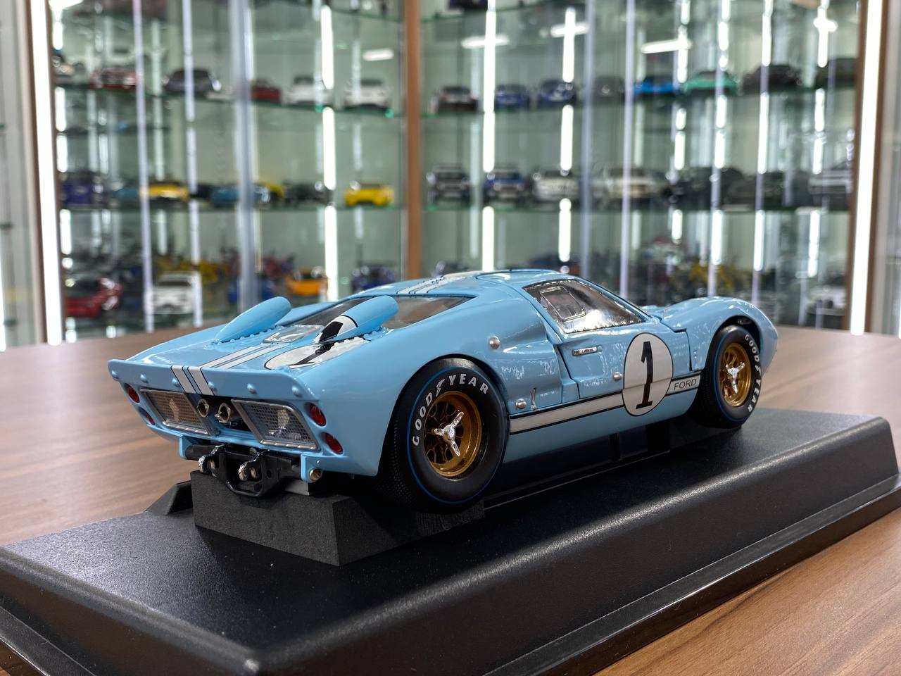 1/18 Metal Diecast Shelby Collectibles  Ford GT 40 MKII Gulf #1 1966 Gulf Edition