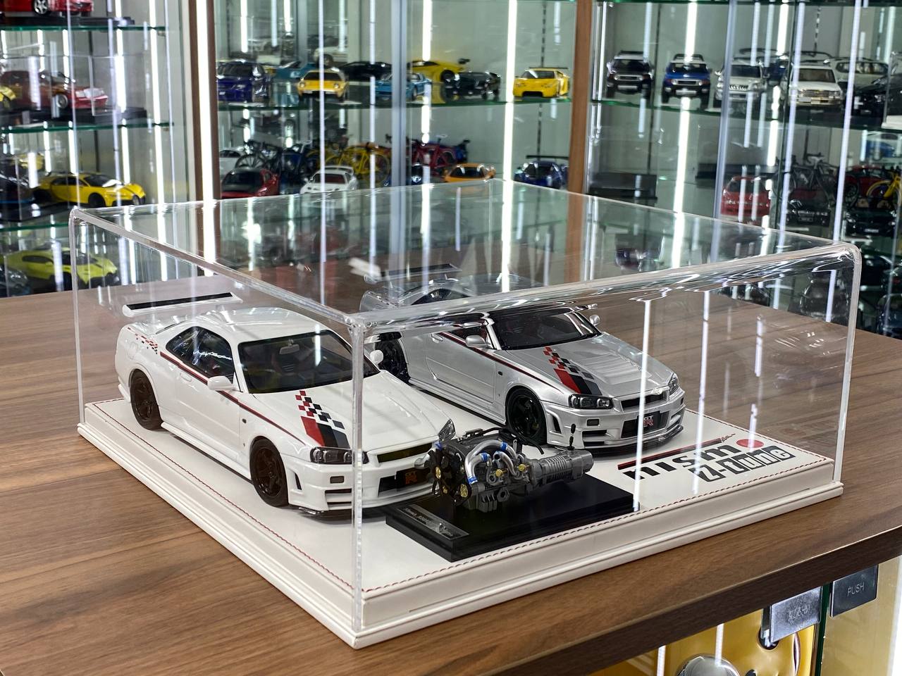 1/18 Acrylic Display Case White Leather Base [NISMO Z-tune Custom Print]