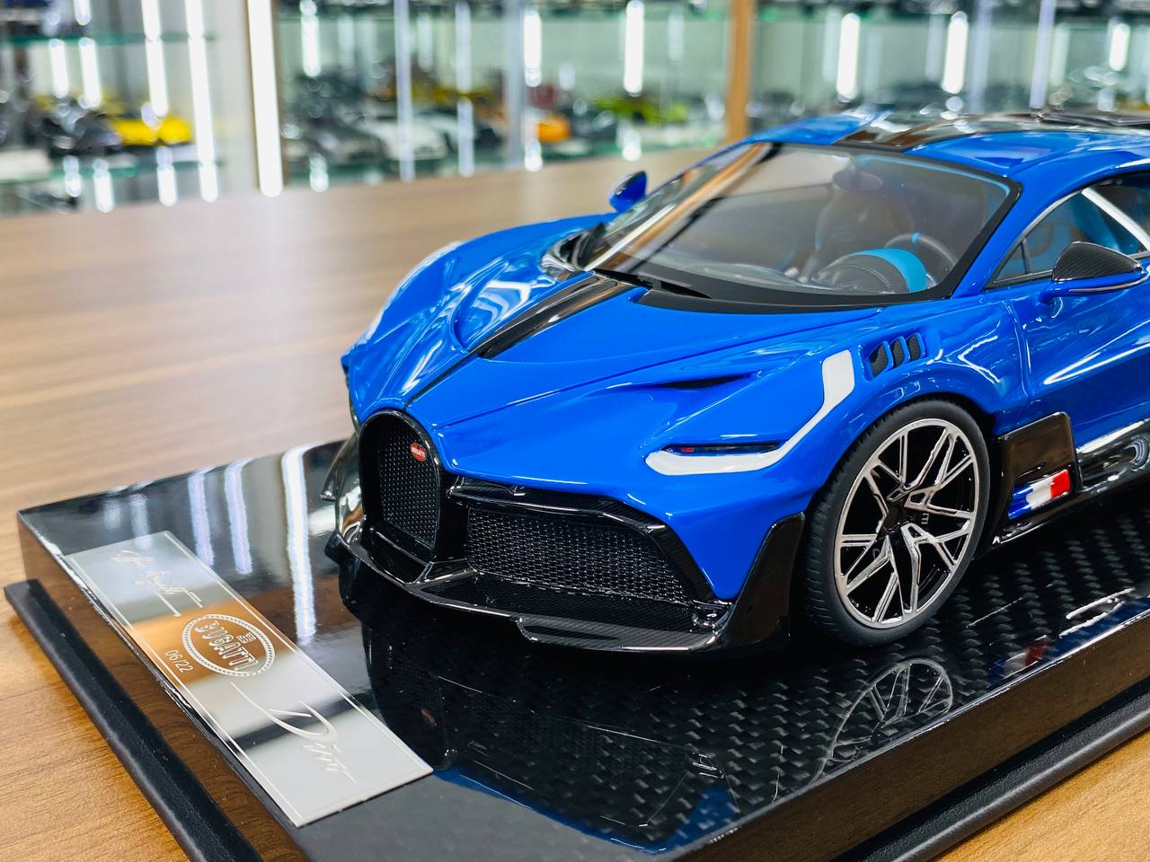 Exclusive 1/18 Resin Model - Bugatti Divo (Blue Le Mans)