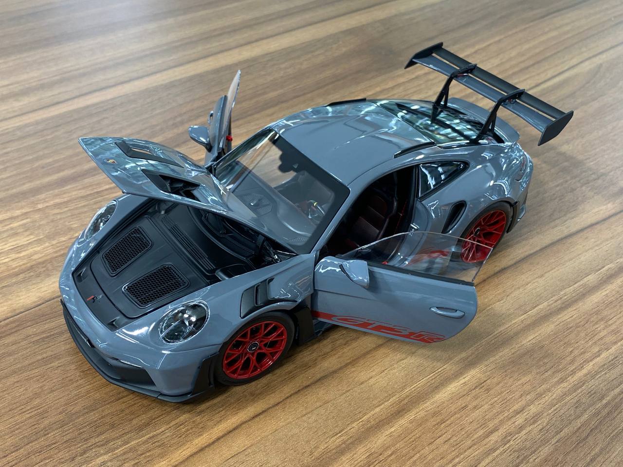 Norev Porsche 911 GT3 RS (2022) - 1/18 Diecast Metal Model, Arctic Grey/Red