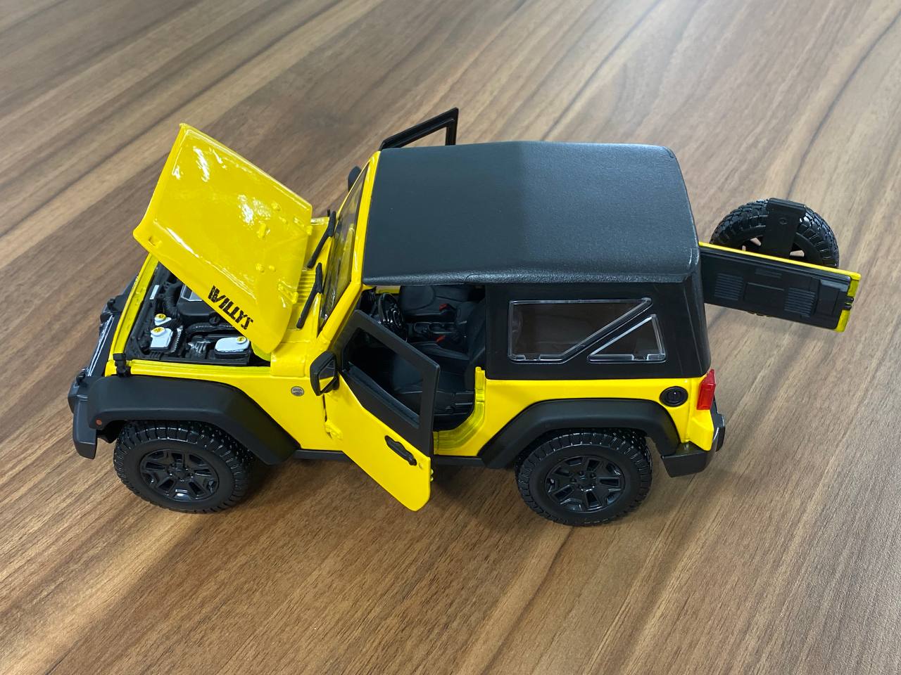 1/18 Diecast Maisto Jeep Wrangler 2014 Yellow