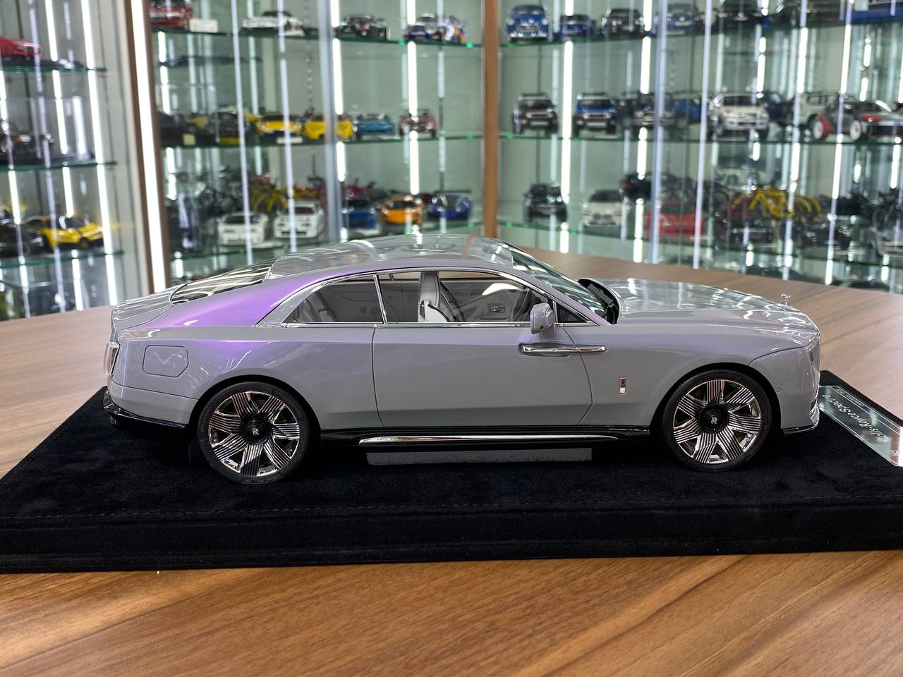 1/18 Resin Model - Rolls Royce Spectre Pearl White by DF Model