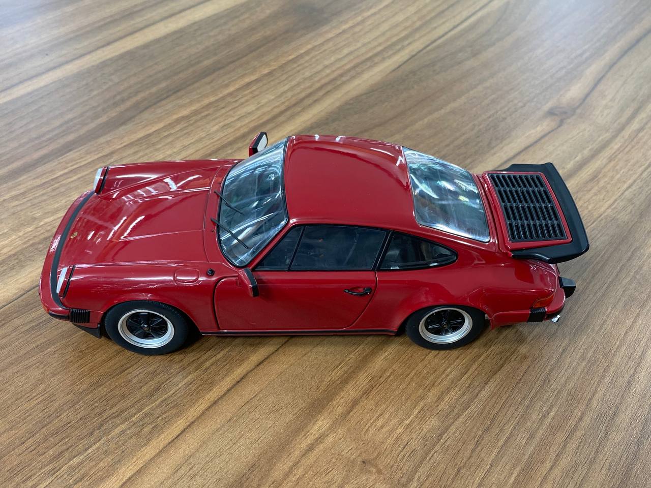 1/18 Diecast Porsche 911 (930) Carrera 3.2 ROT 1984 in Maroon