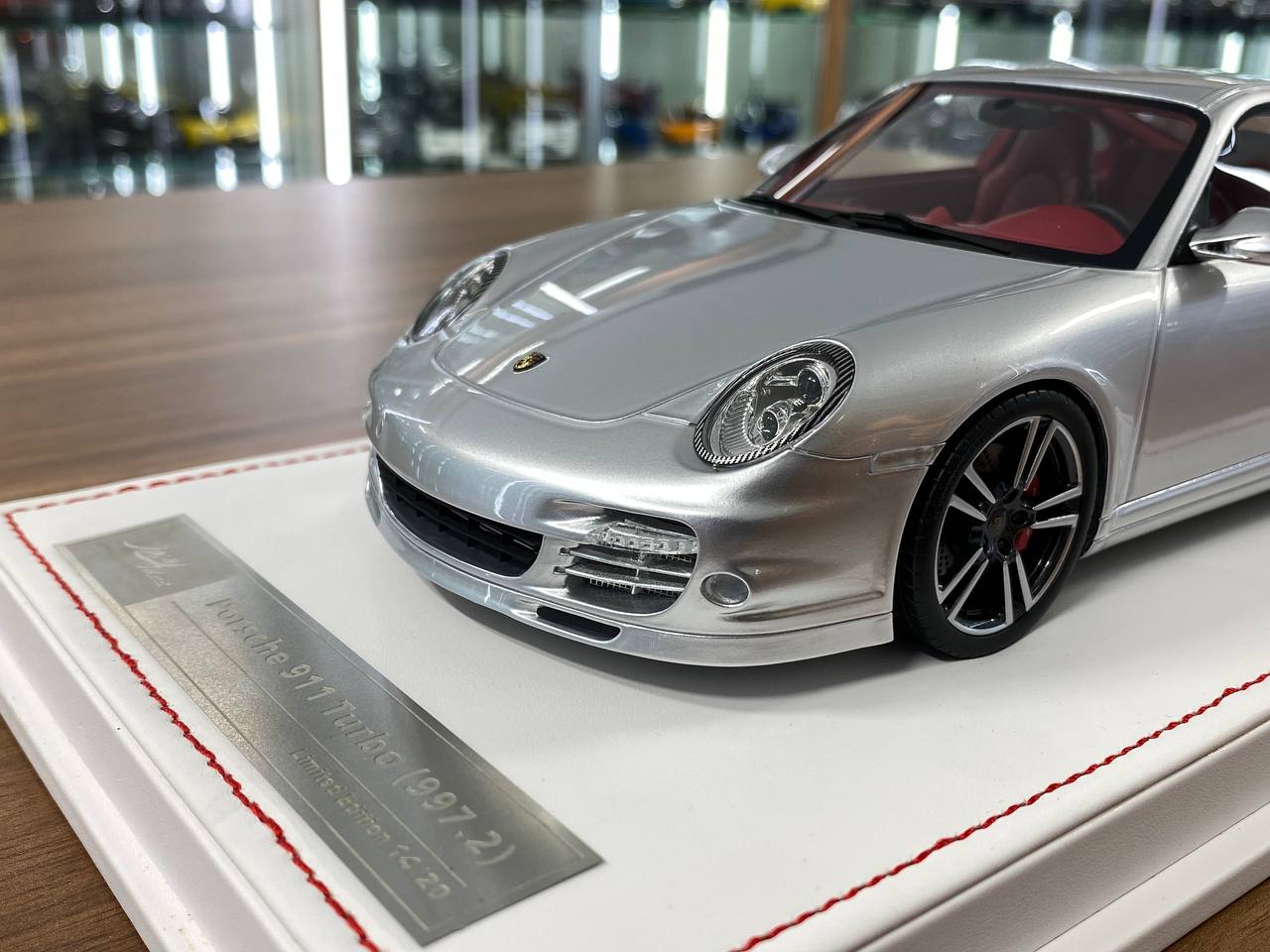 1:18 Resin - Porsche 911 Turbo (997.2) Silver with Red Interior by Ivy Model