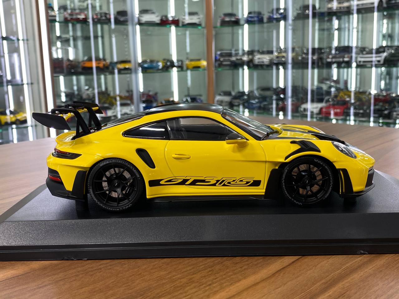 1:18 Diecast Model - Porsche 911 GT3 RS 2023 Weissach Paket by Minichamps