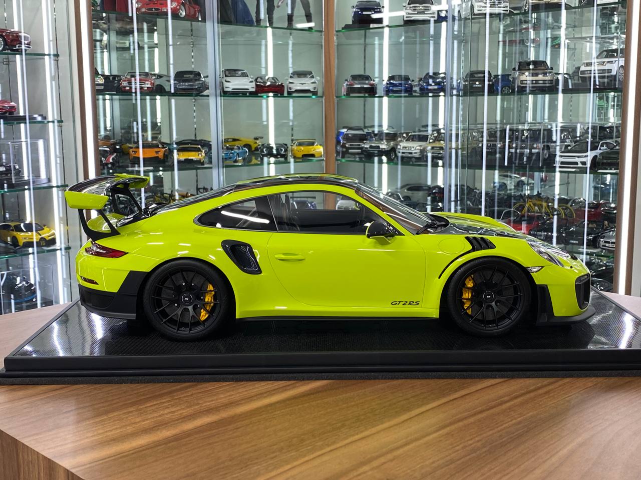 1:8 Resin Model – Dino Models Porsche 911 GT2 RS (Fluorescent Yellow)