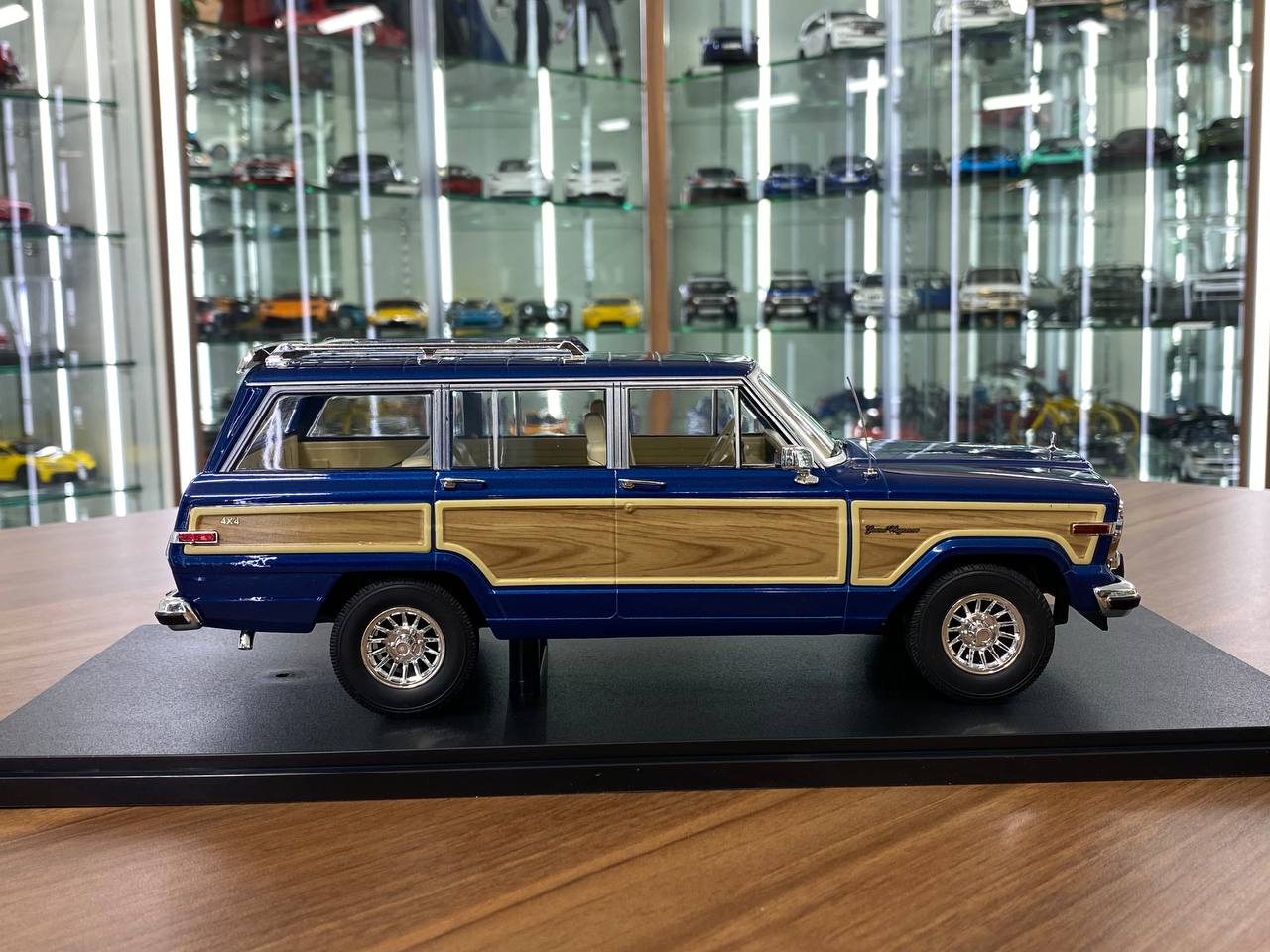 1:18 Diecast – KK Scale Jeep Grand Wagoneer 1989 Blue with Wooden Side Panels