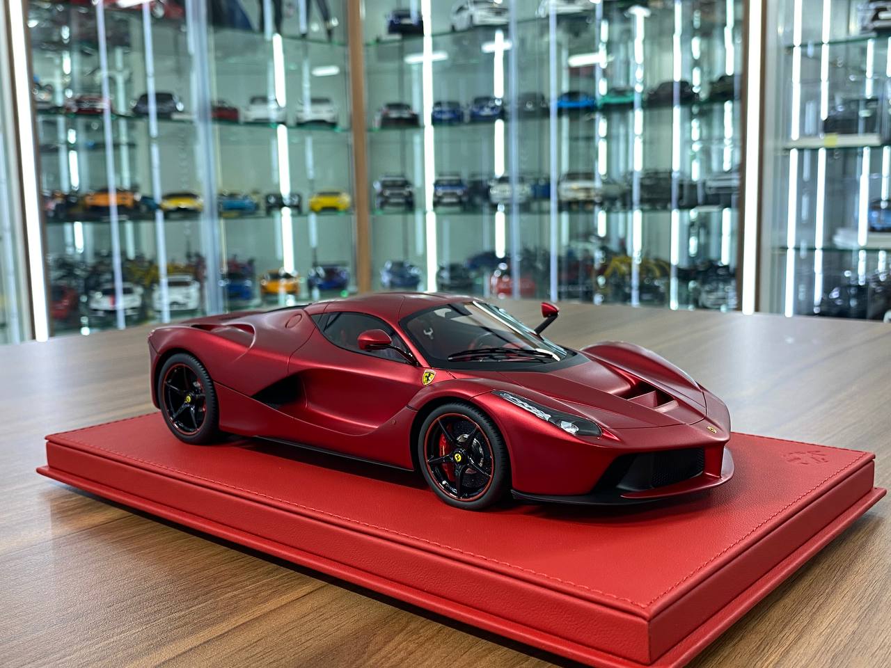 1:18 Resin – BBR Deluxe Ferrari LaFerrari Rosso Fuoco Matt