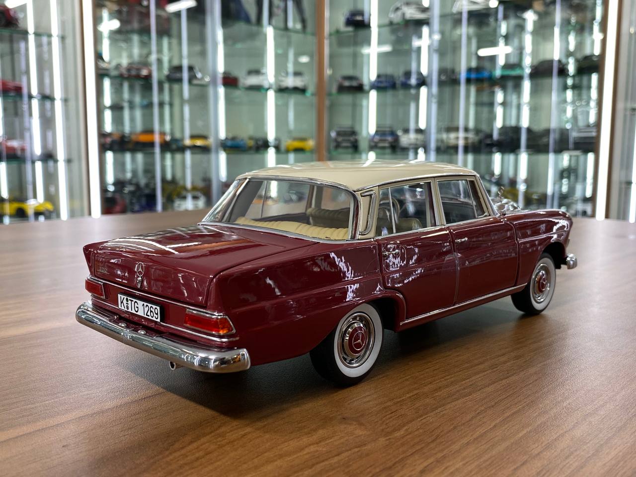 1:18 Diecast – Norev Mercedes-Benz 200 (W110) 1966 – Full Opening