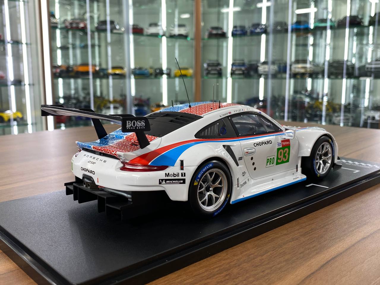 1:18 Diecast – IXO Models Porsche 911 RSR #93 Le Mans 24H 2019 (P. Pilet / E. Bamber / N. Tandy)