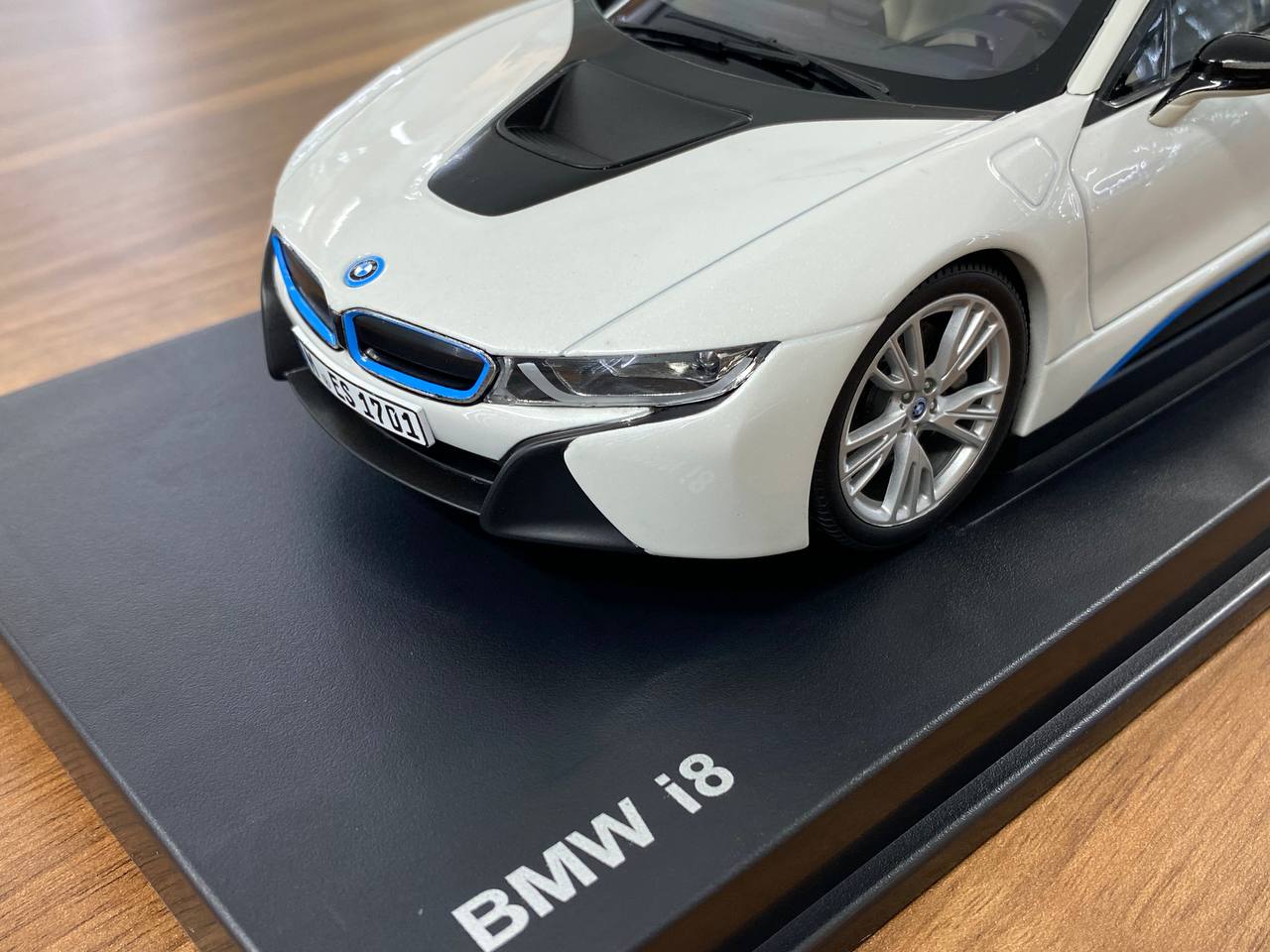 1:18 Diecast Full Opening – Minichamps Dealer Edition BMW i8 – Crystal White