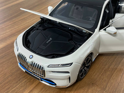 1/18 Metal Diecast – BMW i7 (2022) White Metallic by Minichamps