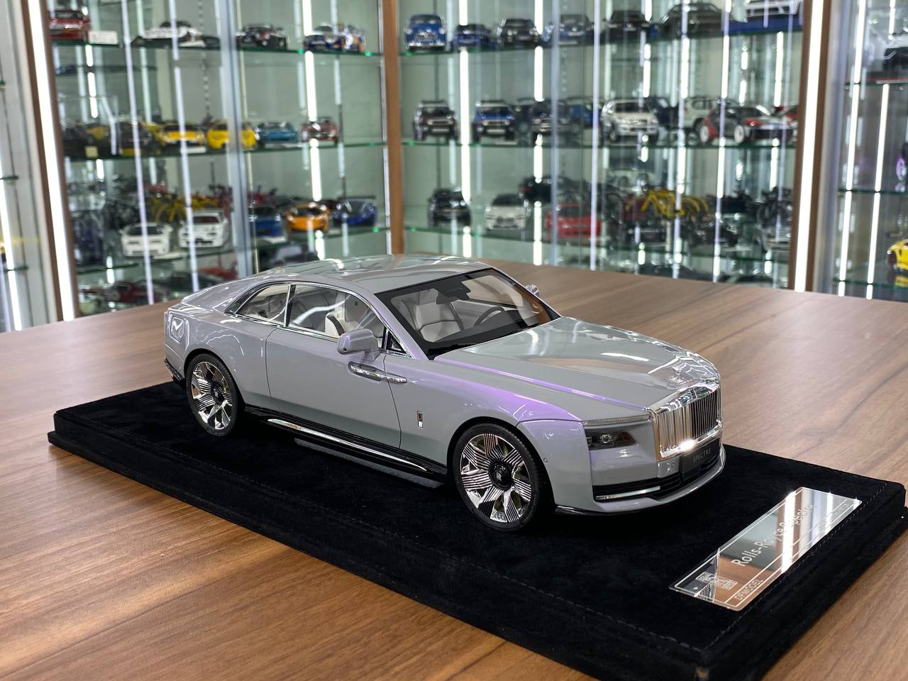 1/18 Resin Model - Rolls Royce Spectre Pearl White by DF Model