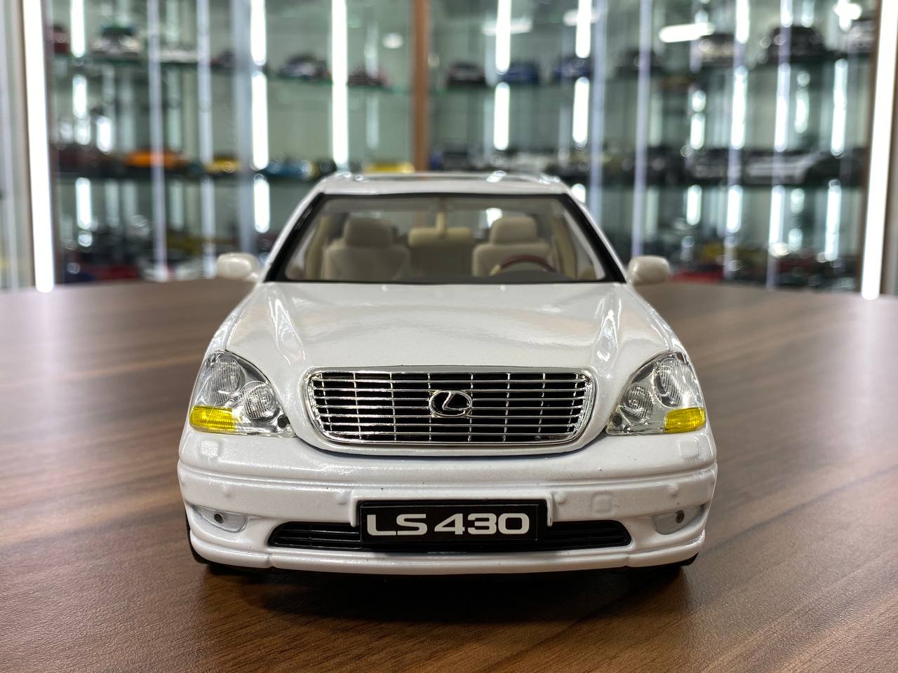 1/18 Diecast MotorMax Lexus LS 430 white