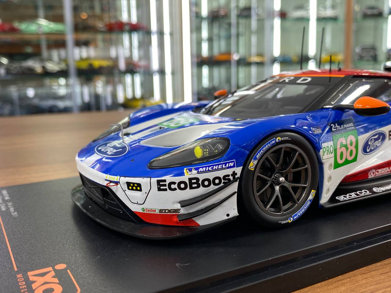 1:18 Diecast – IXO Models Ford GT #68 24H Le Mans 2017 (J. Hand / T. Kanaan / D. Müller)