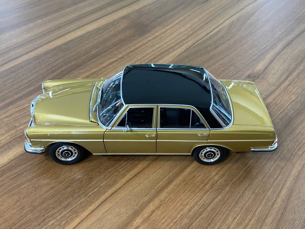 1/18 Diecast Norev Mercedes-Benz 280 SE (W108) Dealer Edition in Beige Model Car