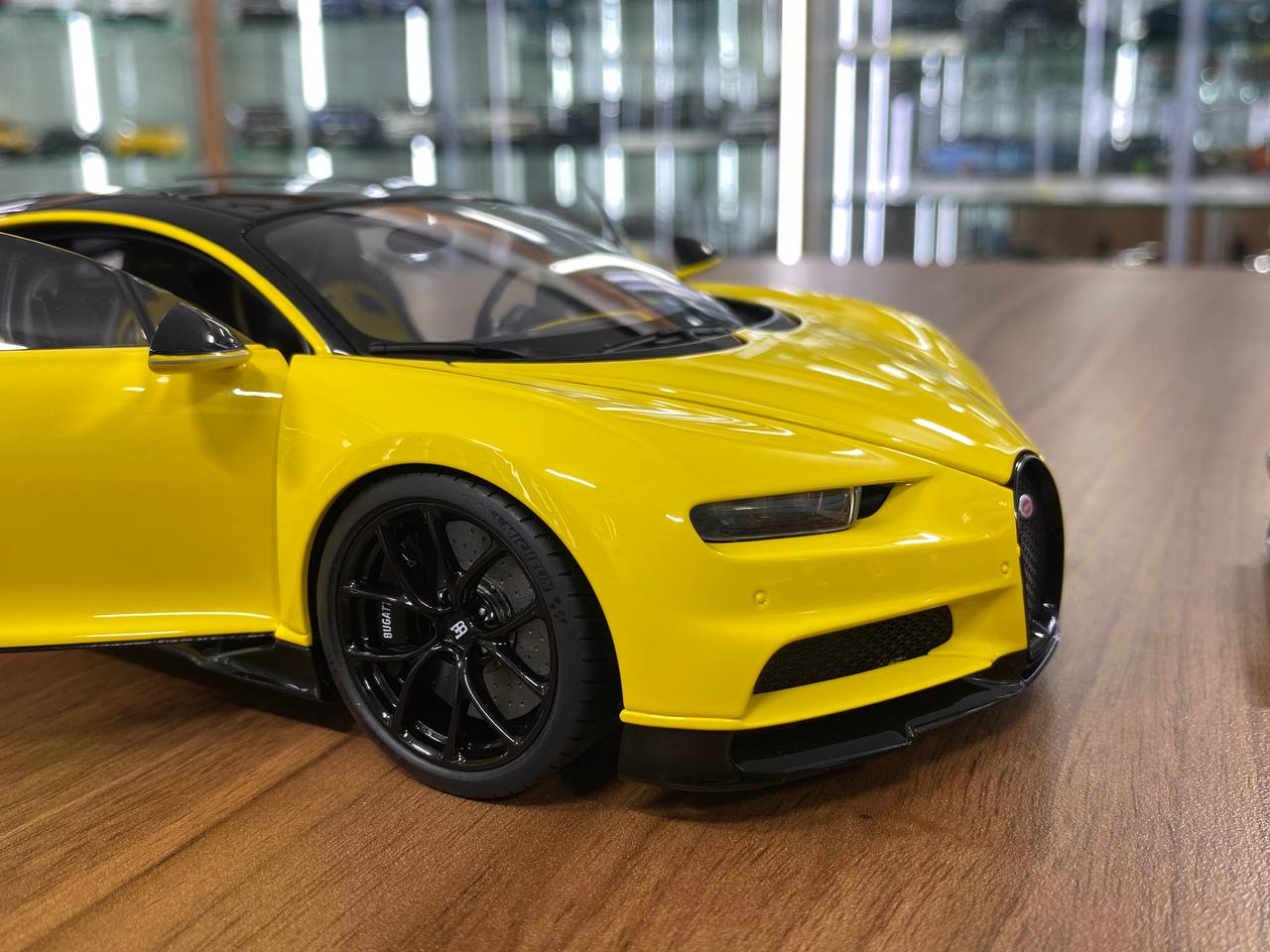 1:18 Diecast Metal – AUTOart Bugatti Chiron – Jaune Molsheim Yellow / Nocturne Black