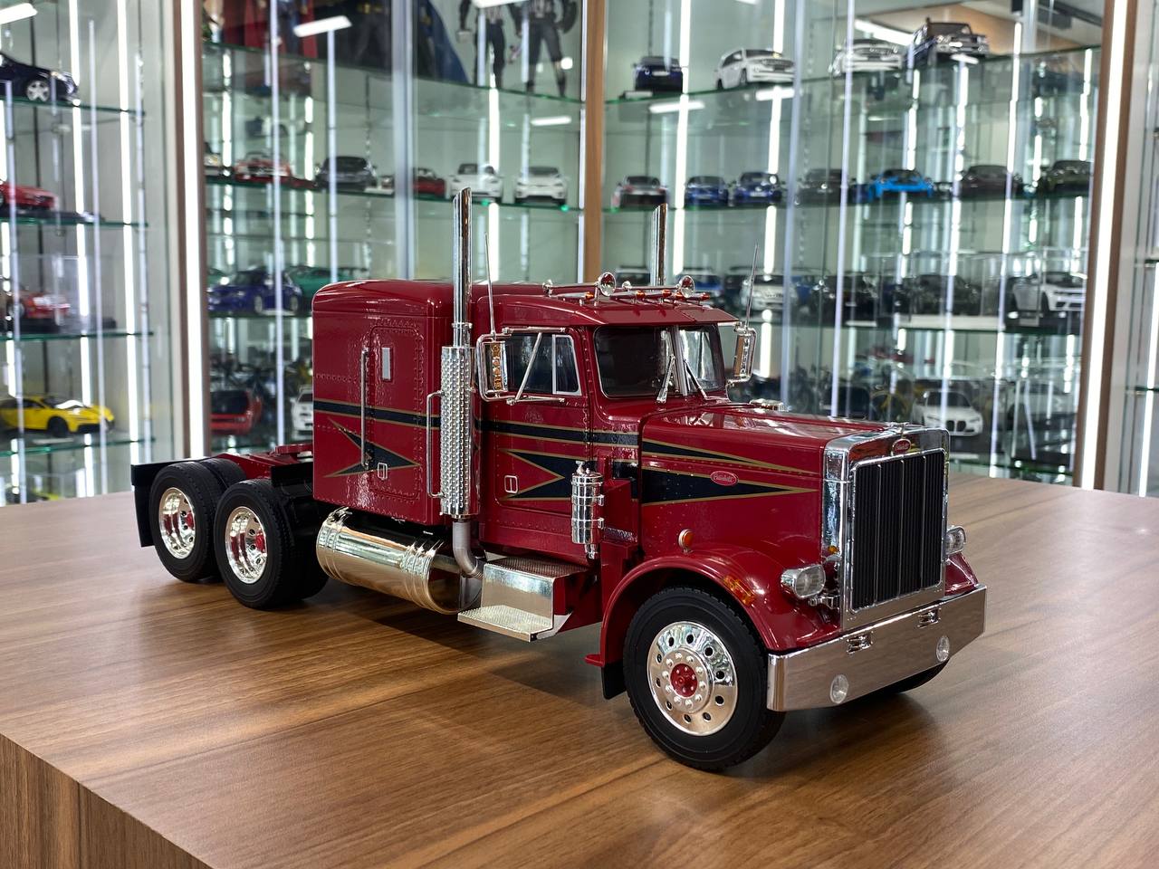 1:18 Diecast Doors Opening – IVY Model Peterbilt 359 (Red)