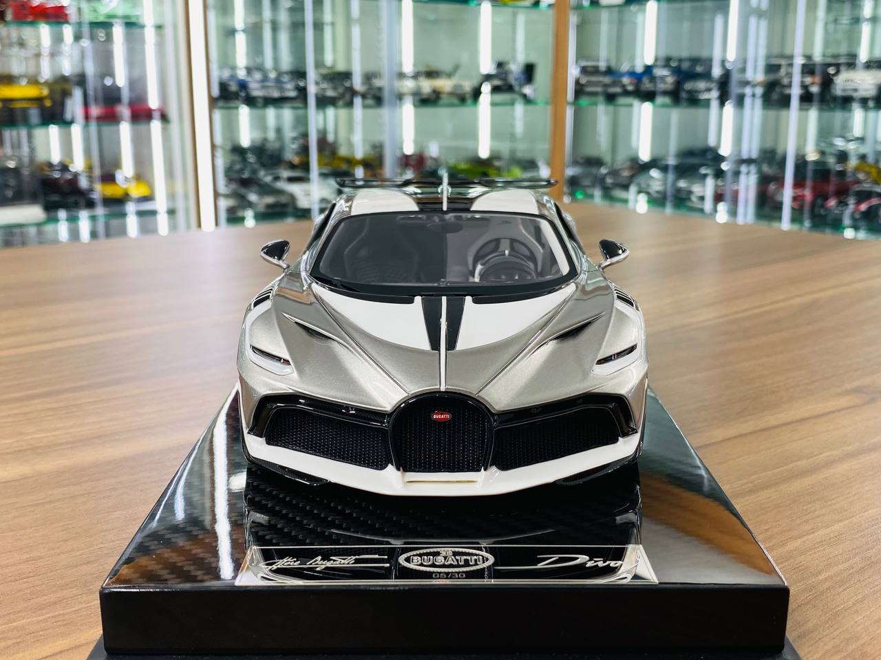 Exclusive 1/18 Resin Model - Bugatti Divo (Metallic Silver)