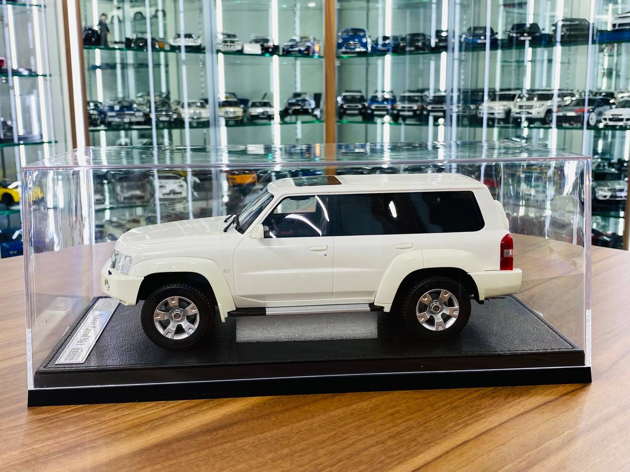 Ivy Model 1/18 Nissan Patrol Safari Y61 – White, Limited Edition