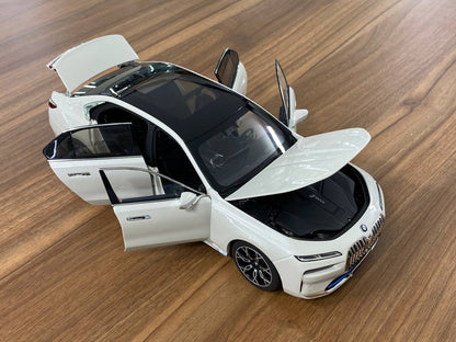 1/18 Metal Diecast – BMW i7 (2022) White Metallic by Minichamps