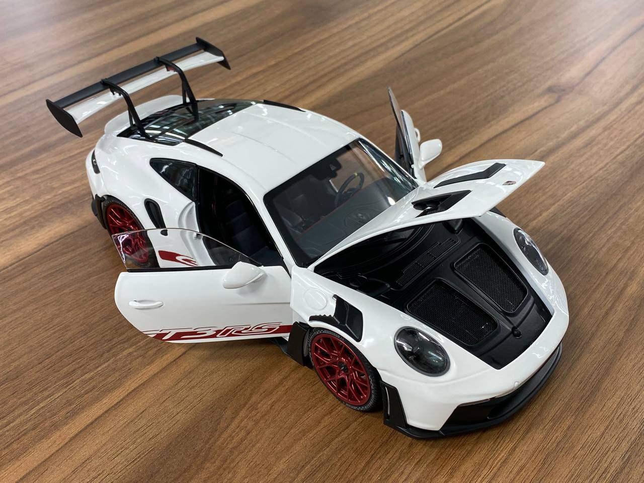 1:18 Diecast  Minichamps Porsche 911 (992) GT3 RS 2022 Weissach Paket in White