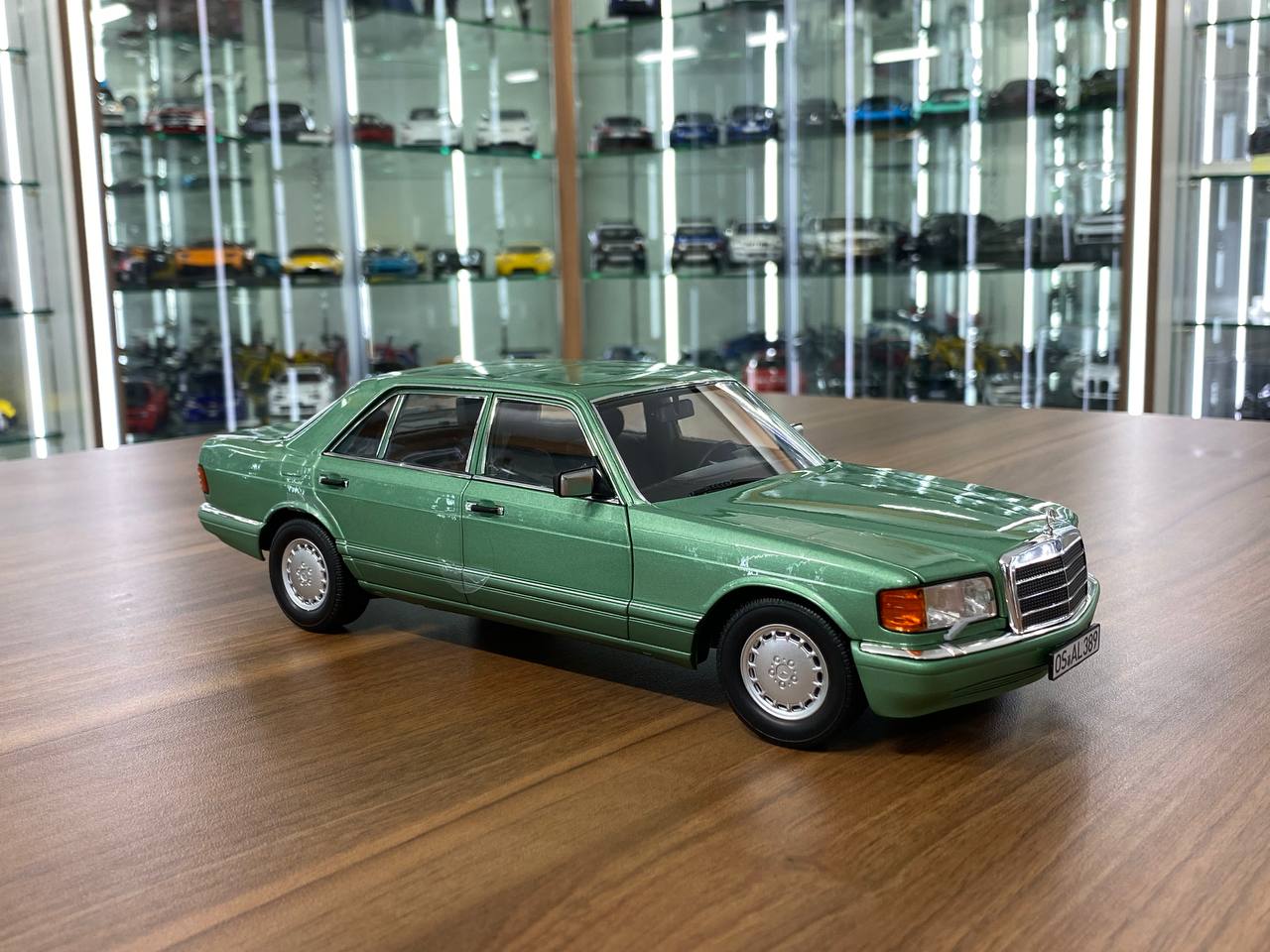 1:18 Diecast – Norev Mercedes-Benz 560 SEL (W126) 1991 – Full Opening