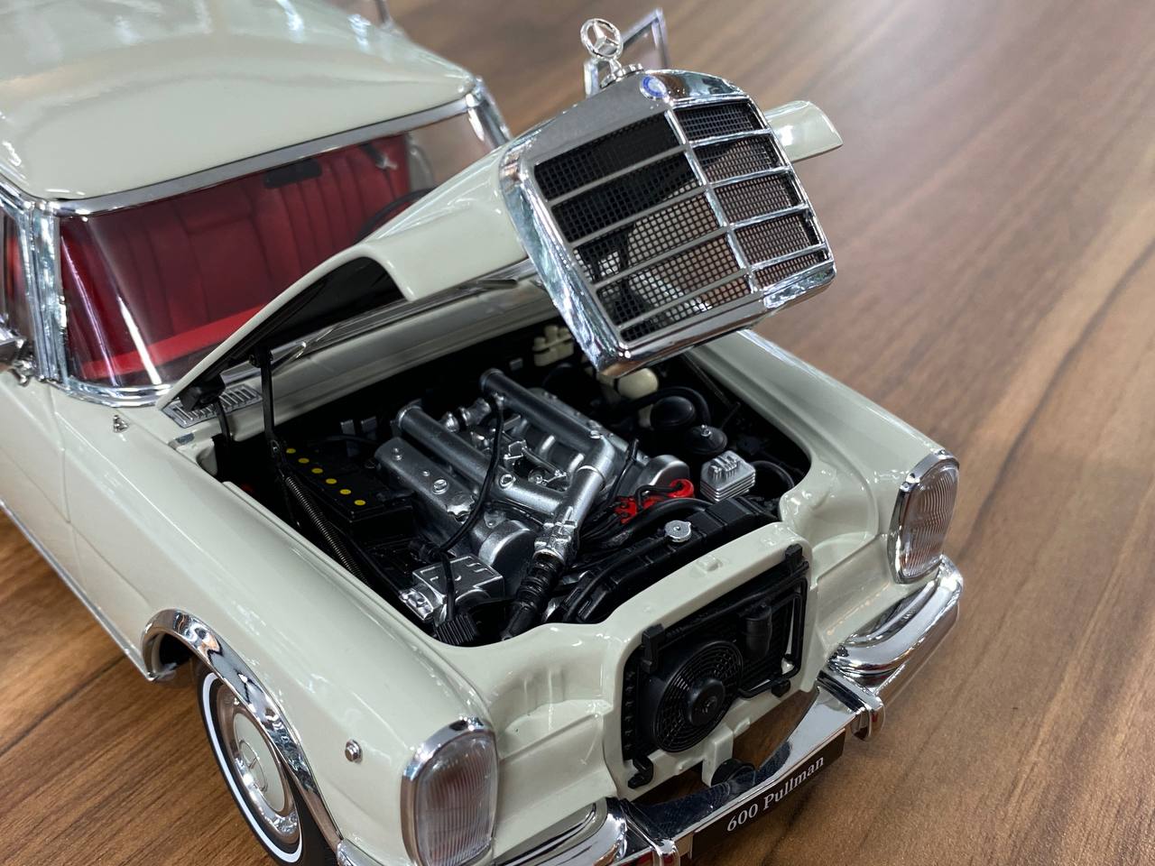 1:12 Diecast Full Opening – NZG Modelle GmbH Dealer Edition Mercedes-Benz 600 Pullman (W100) – White Grey