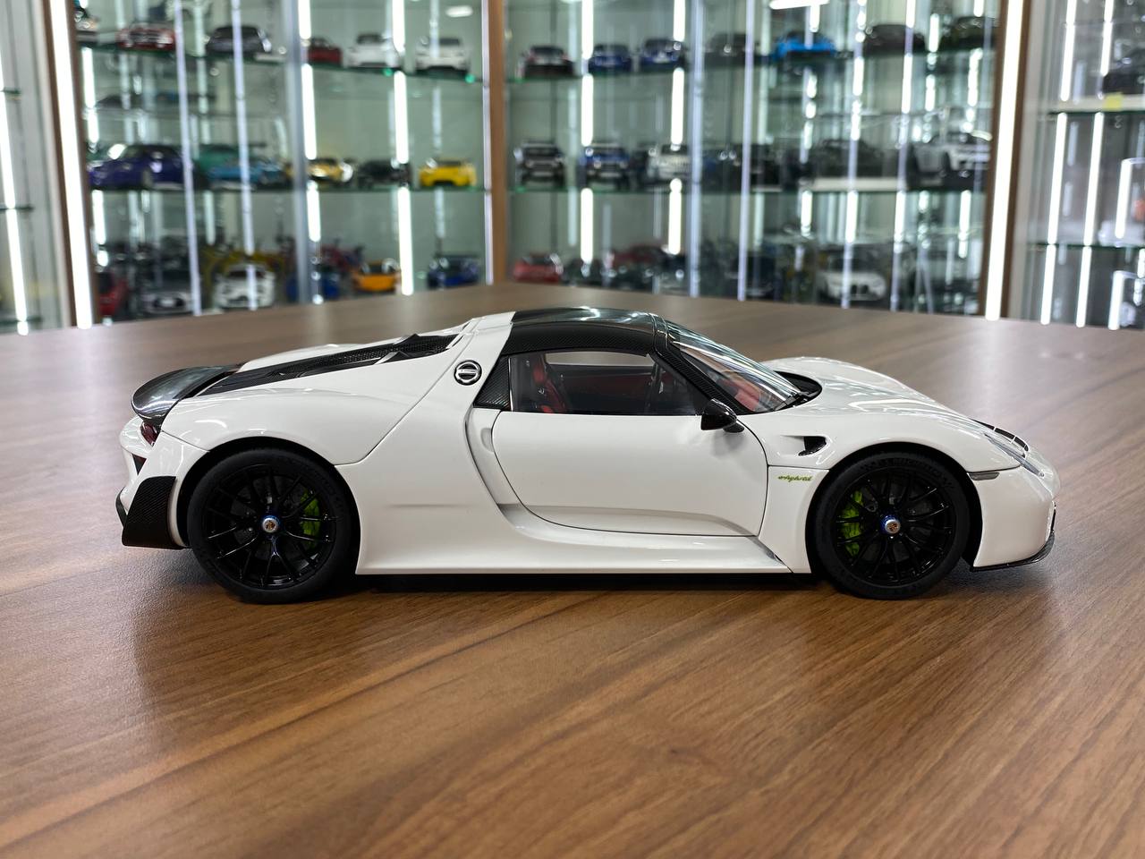 1/18 diecast AutoArt Porsche 918 Spyder Weissach Package White/ Black interior