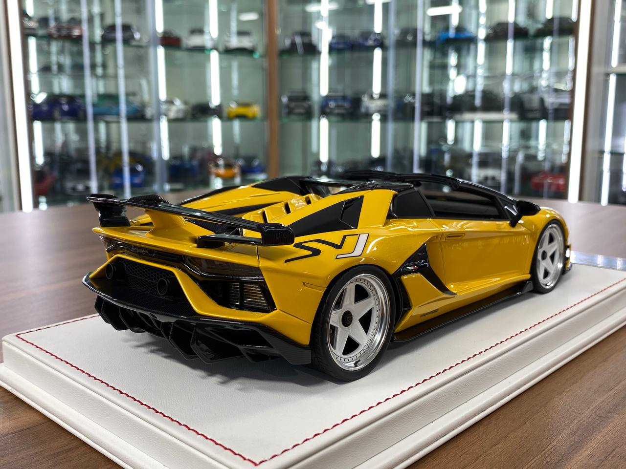 1:18 Resin Model - Davis & Giovanni Lamborghini Aventador SVJ Roadster - Giallo Orion