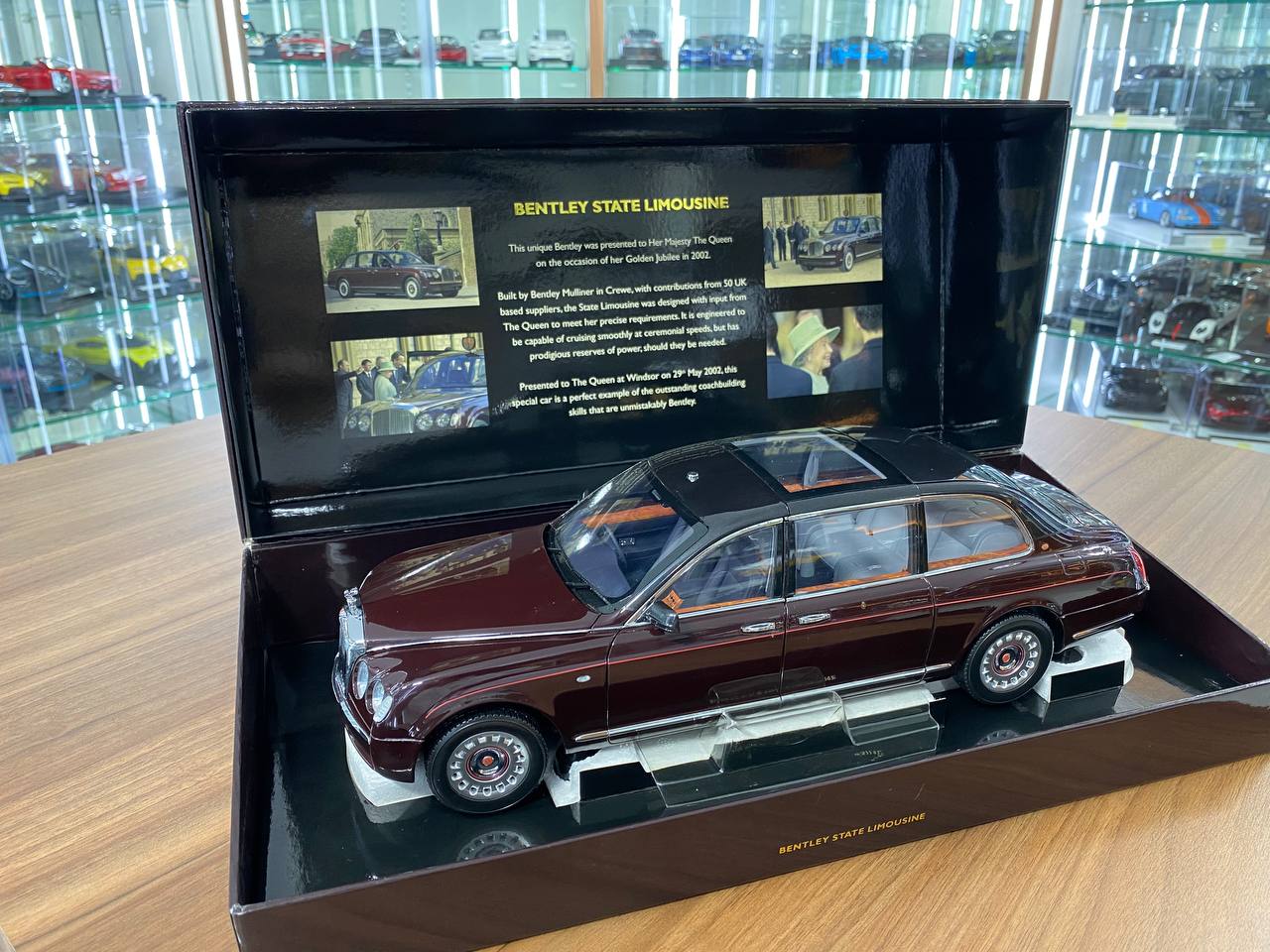 1:18 Diecast Full Opening – Minichamps Bentley State Limousine (Queen Elizabeth II – 2002) – Maroon