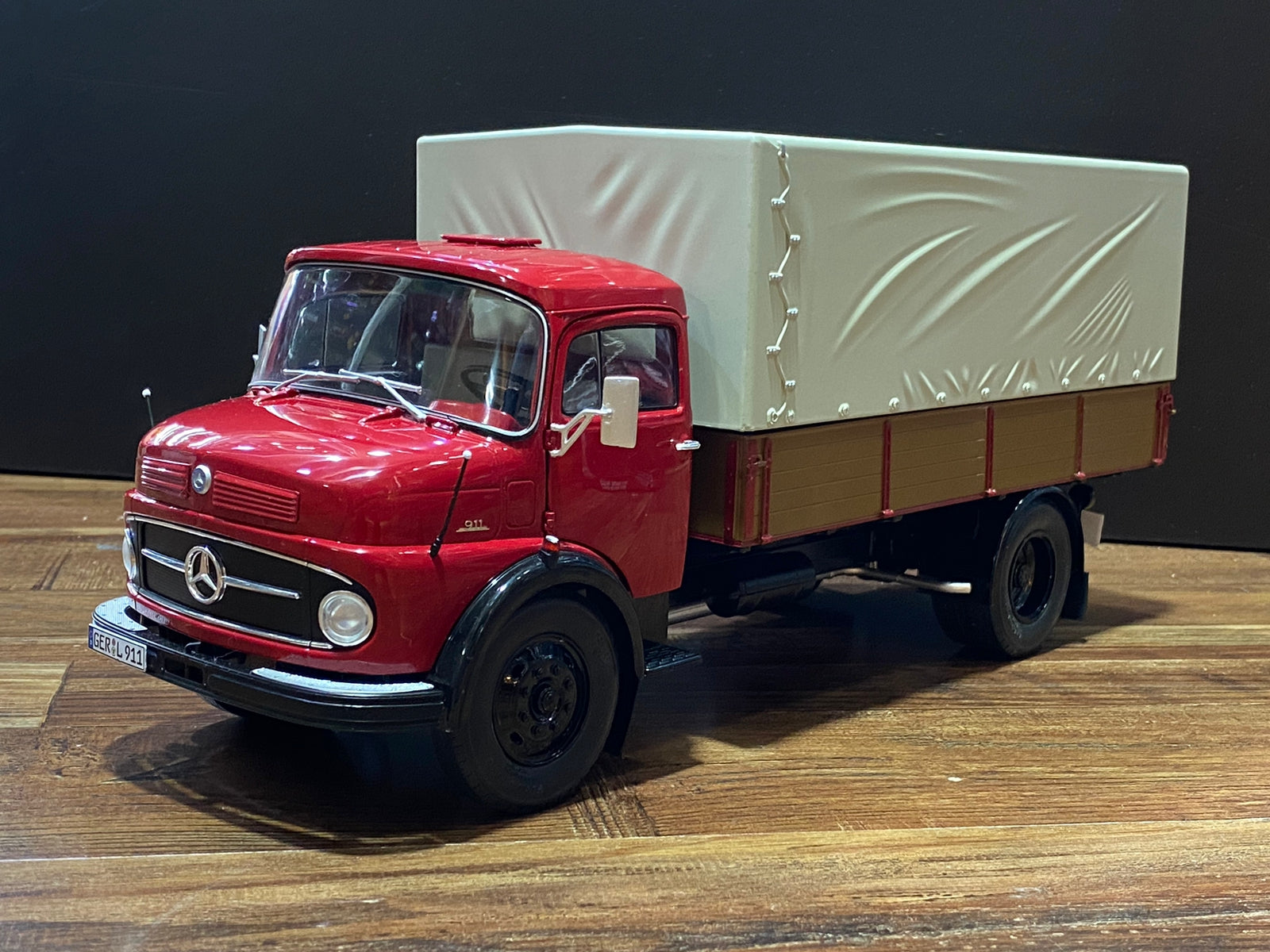 Mercedes-Benz L911 1/18 Diecast car by Schuco