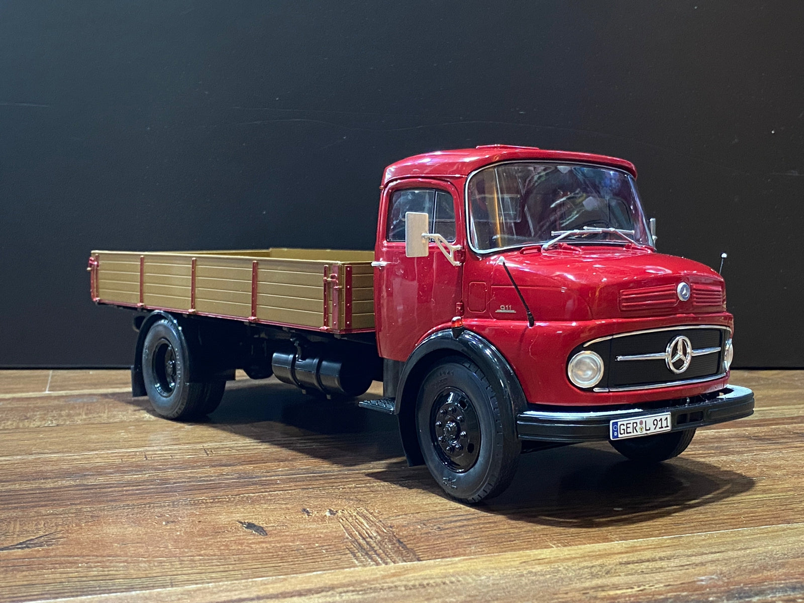 Mercedes-Benz L911 1/18 Diecast car by Schuco