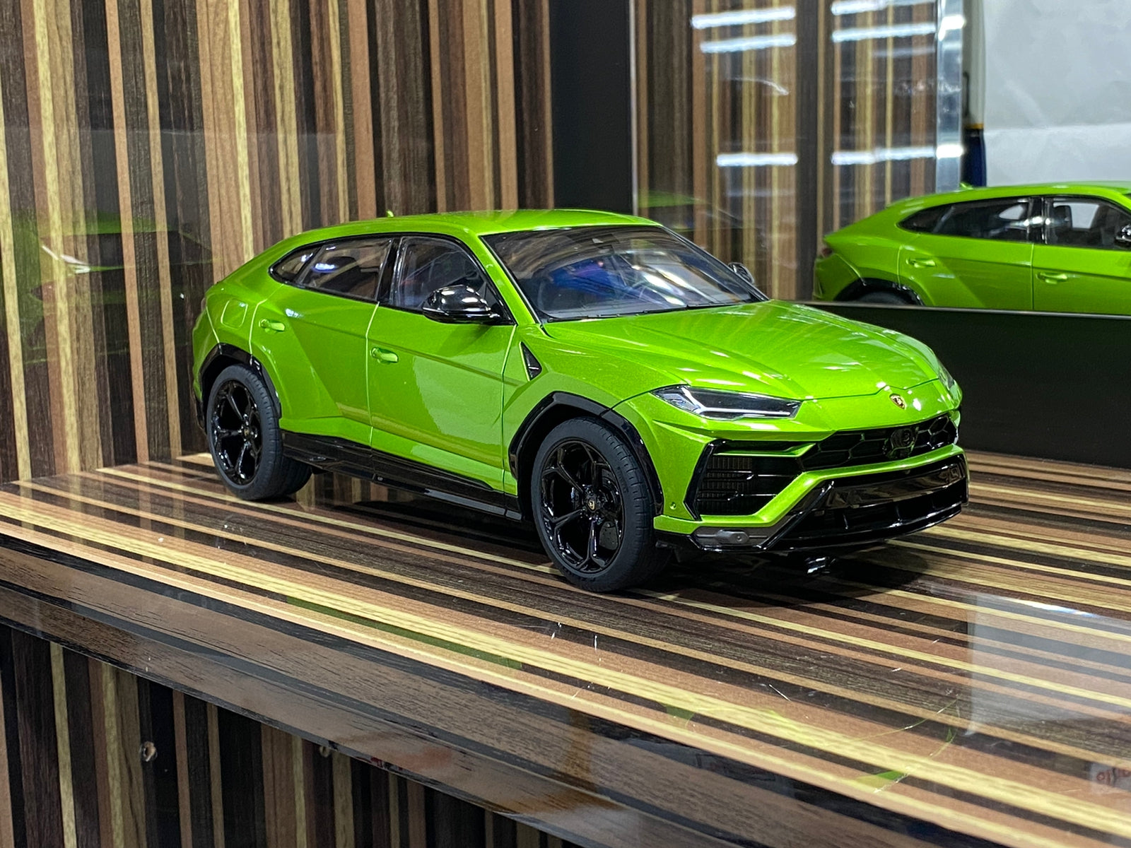 1/18 Diecast Lamborghini Urus Green Autoart Scale Model Car