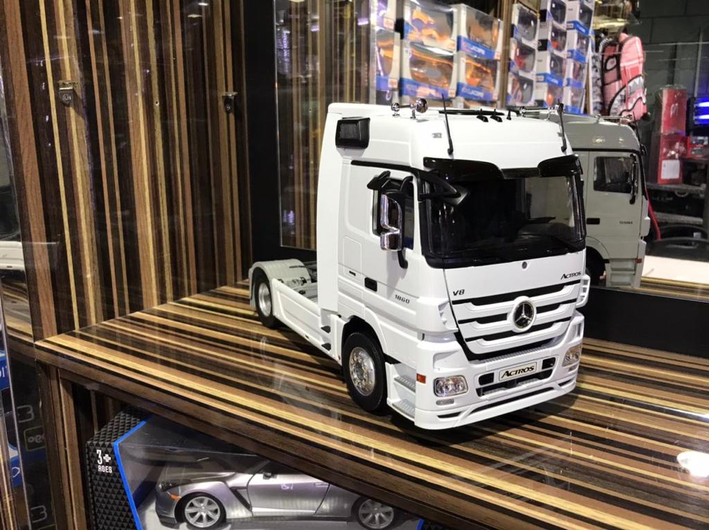 1/18 Diecast Miniature Mercedes-Benz Actros White Model Car