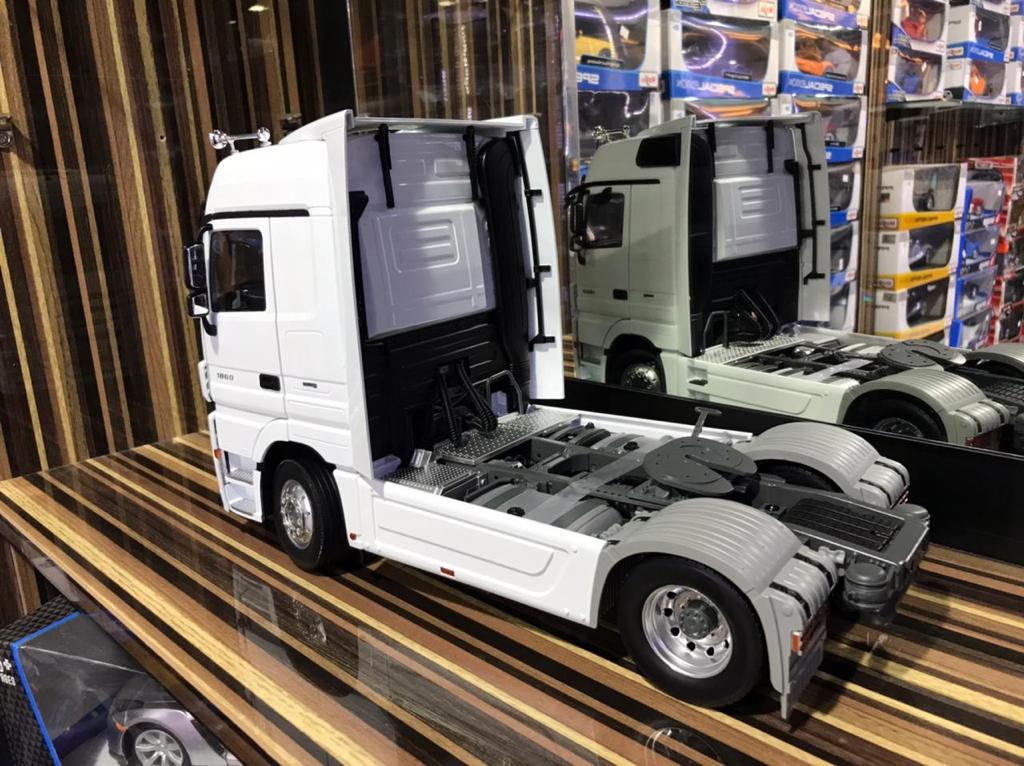 1/18 Diecast Miniature Mercedes-Benz Actros White Model Car