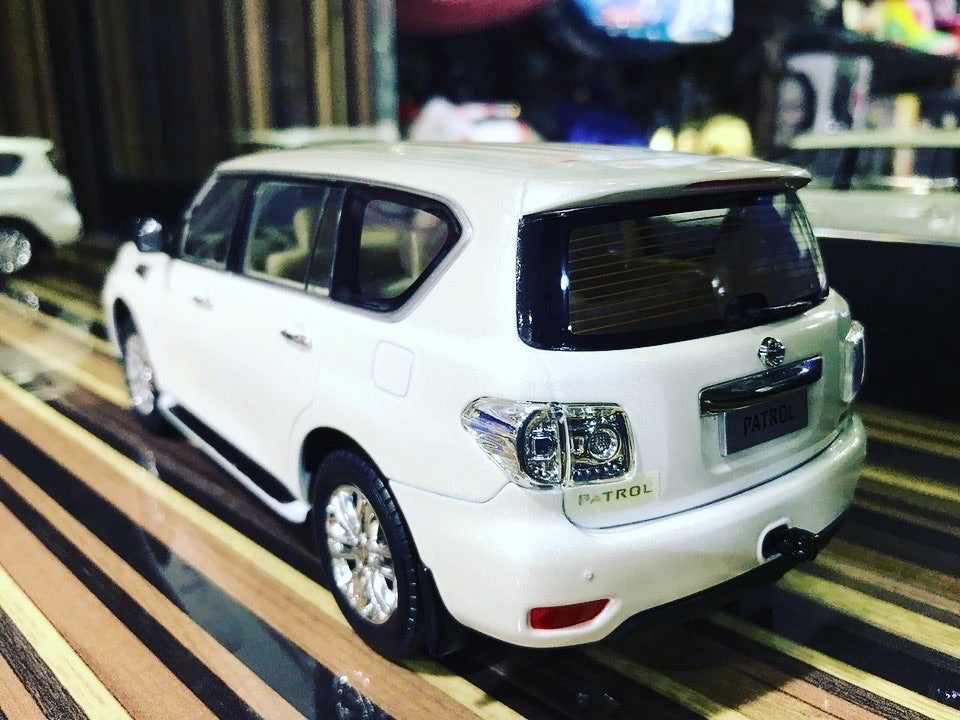 1/24 Diecast Nissan Patrol 2018  Y62  Dealer Edition Model Car