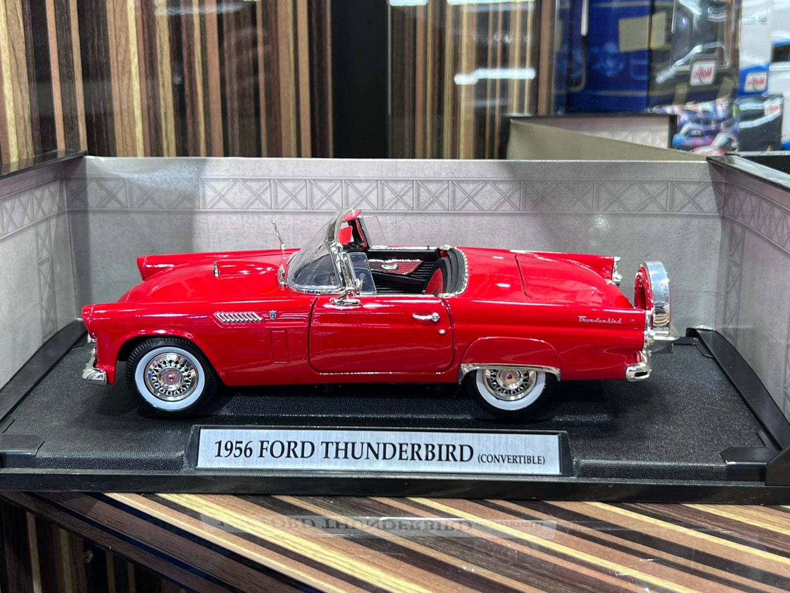 Motor Max 1:18 Diecast 1956 popular Ford Thunderbird- RARE COLOR-NEW IN BOX!