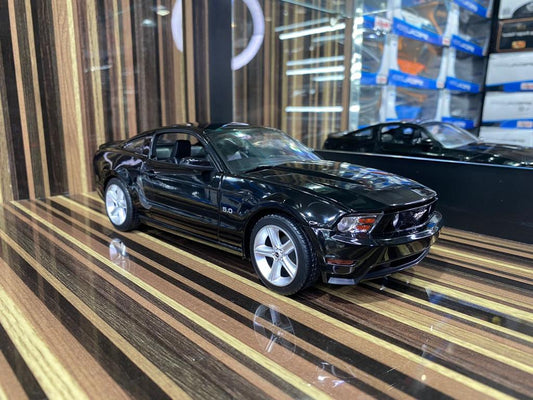 1/18 Diecast Ford Mustang GT 2011 Black Miniature Car by Green Light