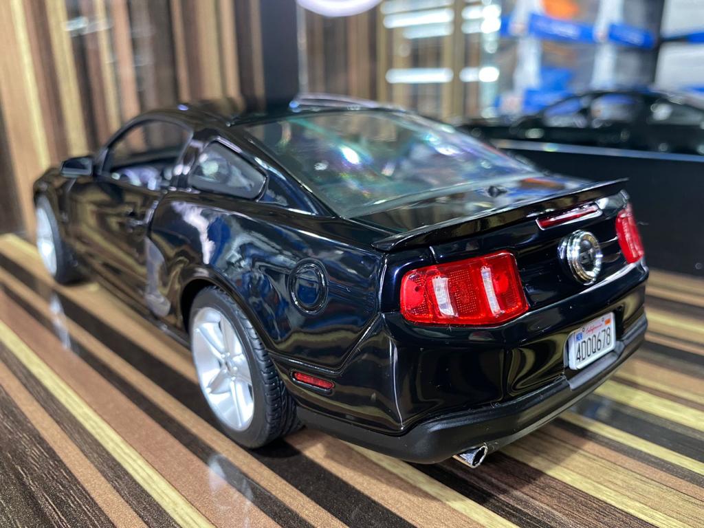 1/18 Diecast Ford Mustang GT 2011 Black Miniature Car by Green Light