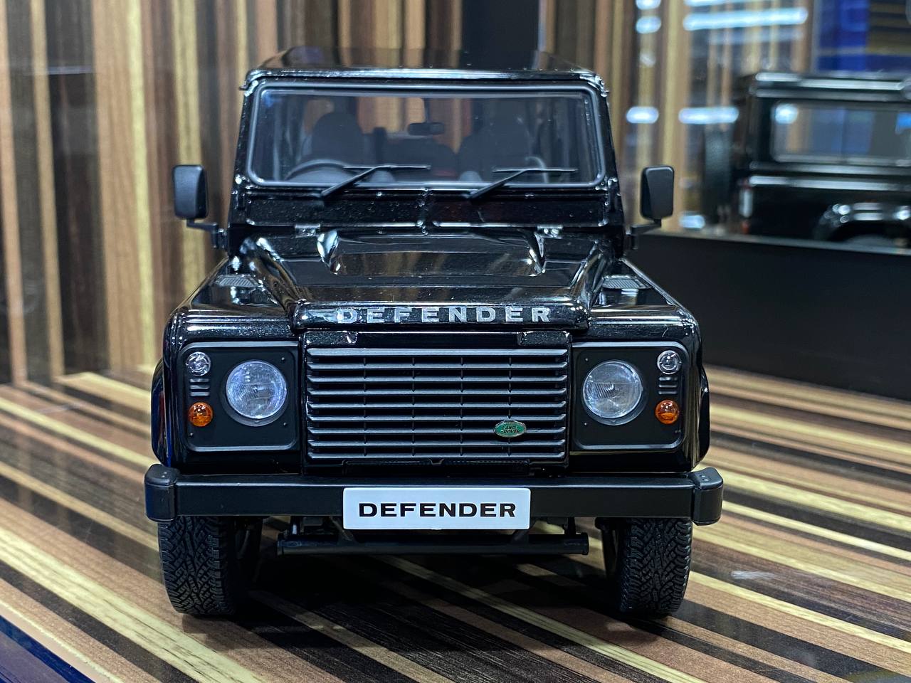 1/18 Diecast Land Rover Defender 110 Black Century Dragon Scale Model Car