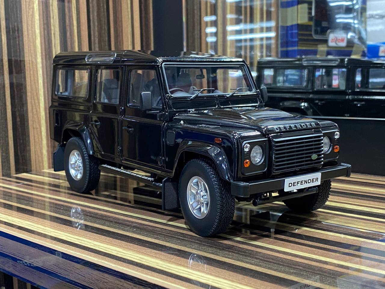 1/18 Diecast Land Rover Defender 110 Black Century Dragon Scale Model Car