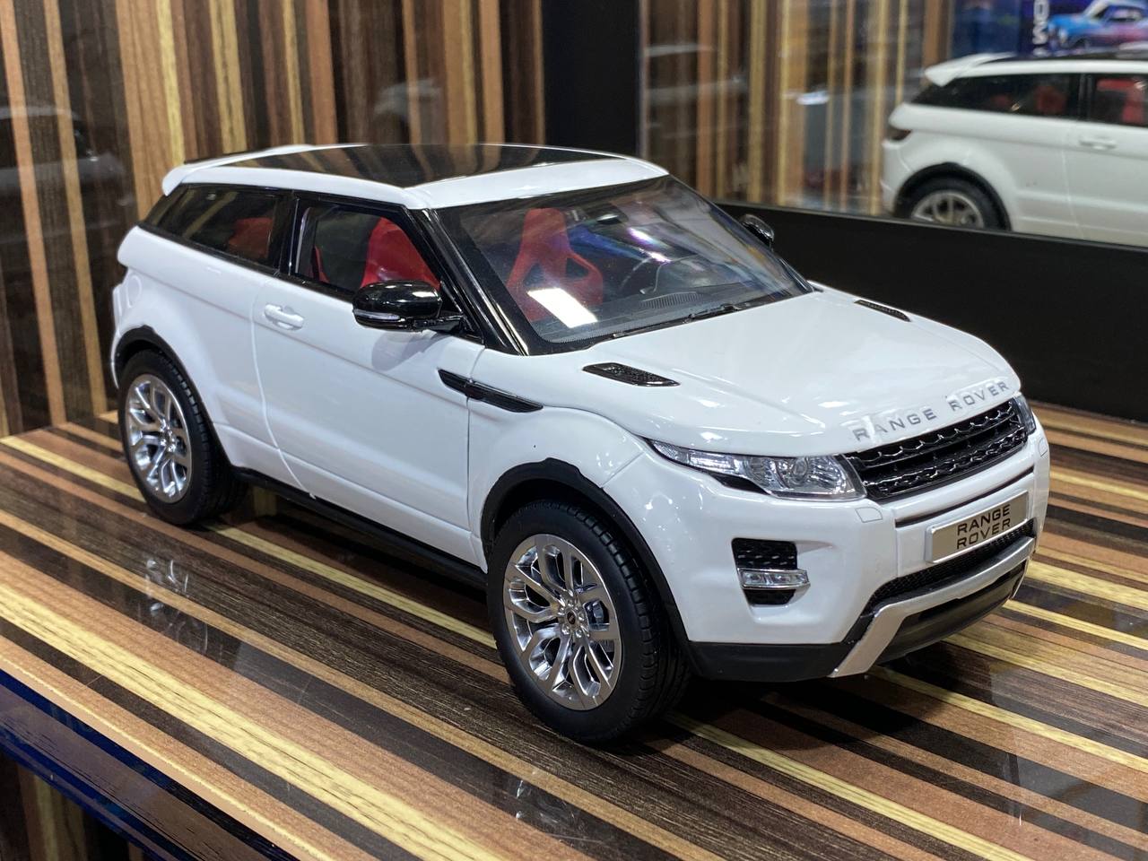 1/18 Diecast Land Rover Range Rover Evoque White by GTA