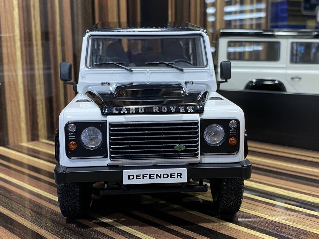 1/18 Diecast Land Rover Defender 110 White Century Dragon Scale Model Car